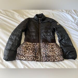 Black light puffer jacket leopard